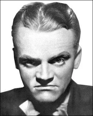 Mars : Regarde la photo ! Et rappelle-toi mon nom : James Cagney ! Dans les années 30, à Hollywood, on faisait appel à moi pour jouer...