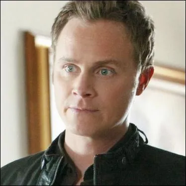 Qui a coupé les doigts de John lors de la fin de la saison 1 ?