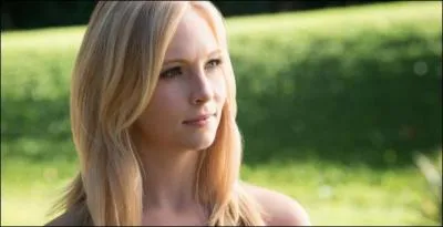 Qui a torturé Caroline en l'enfermant dans une espèce de cellule et en l'exposant au soleil sans sa bague ?