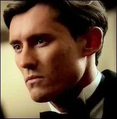 Comment se nomme le Mikaelson qui a accepté de se sacrifier pour qu'Esther puisse tuer ses enfants ?