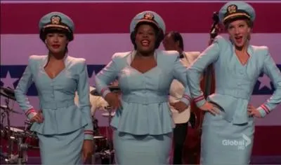 Comment s'appelle le Gleeclub qu'elle a rejoint au début de la saison 3 ?