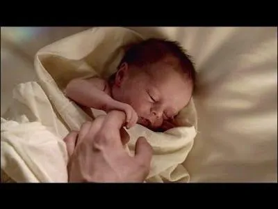 Quel est le nom de la fille de Klaus et Hayley ?