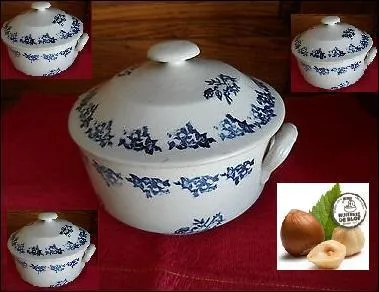 Remplissez ces jolis récipients avec votre préparation et répartissez les ---------, des -------- hachées ; arrosez d'un filet d'huile des mêmes amandes.