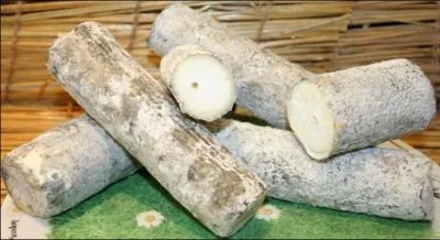 A quand remonterait la naissance du délicieux fromage de chèvre appelé Sainte-Maure, reconnaissable à sa paille de seigle pyrogravée du nom du fabricant ?