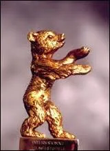 Dans quelle ville se déroule un festival annuel du cinéma, au cours duquel on décerne ces statuettes dorées à l'effigie d'ours ?