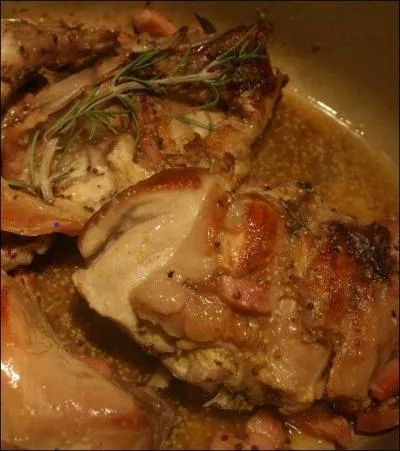 Les roulés de lapin > Une fois vidé, prélevez la peau des côtes d'un beau lapin et enroulez-la autour du/des .... que vous ficellerez ensuite. Flambez, beurrez et laissez dorer. Ajoutez ces roulés au reste du lapin en fin de cuisson.