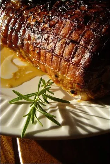 Rôti de porc > Façon grand-mère Germaine, mijoté en cocotte, avec sa sauce à la moutarde cuite et au thym frais... Un régal ! Mais qu'est-ce qui pouvait le rendre aussi moelleux ?