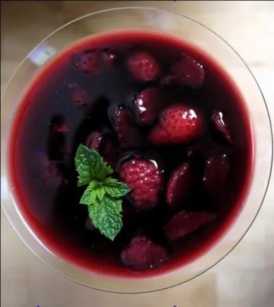 Tiens, ben le voilà le fameux «mijo» ! Rien de tel pour le petit coup de barre de milieu d'après-midi passé au jardin : vin rouge, fraises (et framboises), menthe... Ne manque-t-il pas quelque chose ? (pas sur la photo)