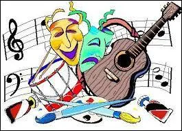 "In magnis urbibus multi homines varias artes exercent." Quelle est la traduction de cette phrase latine ?