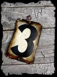 La troisième déclinaison est composée de noms dont le génitif singulier est en -is. De combien de catégories est-elle composée ?