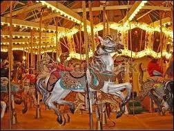 En français, ce manège où l'on tourne tout en chevauchant de petits chevaux artificiels s'orthographie :