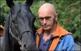 Ce Français est un célèbre écuyer, metteur en scène et scénographe de spectacles équestres. Comment se nomme-t-il ?