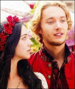 Avec qui est-elle fiancée depuis son plus jeune âge ?