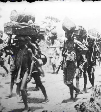 Au nord du pays, une main-d'oeuvre abondante est nécessaire, notamment pour acheminer les bois précieux par portage jusqu'aux ports fluviaux. A qui fait-on appel ?