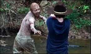 Que remarque Carl quand il observe le zombie ?