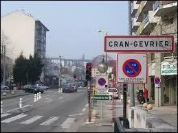 Nous entrons dans la commune rhônalpine de Cran-Gevrier. Nous sommes dans le département ...