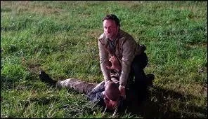 Carl les surprend. Que fait celui-ci en voyant son père au-dessus du corps inerte de Shane ?