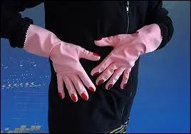 Laquelle de ces activités est formellement dangereuse à exercer avec ce genre de gants ?