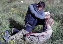 Qui se fait attaquer par un rôdeur ?