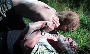 Que lui arrive-t-il ?
(à la personne qui se fait attaquer).