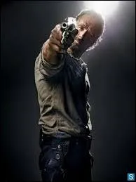 Pourquoi s'enfuient-ils ?
(Les personnes qui sont venues en voiture devant le bar.)