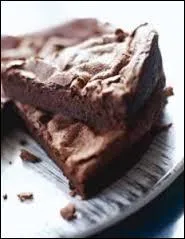 Lequel des romans de Roald Dahl se situe principalement dans une chocolaterie en Angleterre ?