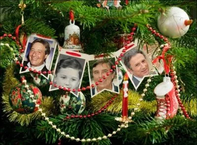 Vivement dimanche ! Qui est cet enfant sur la guirlande ?