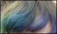 À qui sont ces cheveux colorés ?