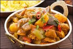 Quelle est la caractéristique de la sauce d'une préparation de poulet ou de porc vindaye ?