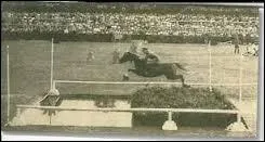 J'ai franchi une rivière de 8, 40 m de large sans faute le 26 avril 1975 avec mon cheval Something, je suis :