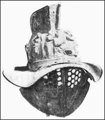 Parmi les personnes proposées en réponses, laquelle pouvait probablement porter ce casque intégral ?