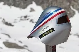 Non, ce n'est pas une boîte aux lettres de représentée sur la photo, mais bel et bien un casque ! A qui ce modèle pourrait-il bien appartenir ?