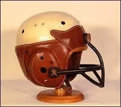 Ce casque en cuir d'une autre époque, est l'ancêtre du casque que l'on porte actuellement pour pratiquer le :