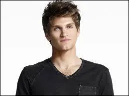 Dans la saison 5 qui va se casser une jambe ?