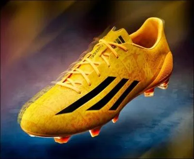 Je joue avec des Adidas F50 adizero. Qui suis-je ?