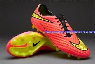 Je joue avec des Nike Hypervenom. Qui suis-je ?