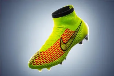 Je joue avec des Nike Magista. Qui suis-je ?