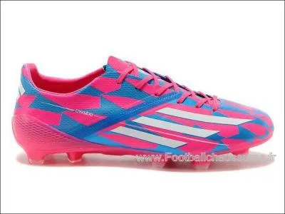 Je joue avec des Adidas F50. Qui suis-je ?