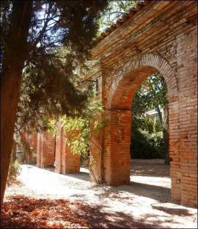 1229 : l&agrave; fut &eacute;rig&eacute;e cette porte, en briquettes typiques de la ville. Mais l&agrave;, o&ugrave; est-ce ?