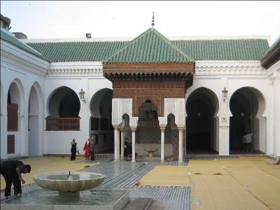 L'Université Al Quaraouiyine de Fes, au Maroc, est considérée comme la plus ancienne au monde. Quand a-t-elle été fondée ?
