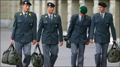 De nos jours en suisse, le service militaire, appelé école de recrue, est obligatoire, mais combines de temps dure-t-il ?