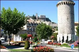 Nous nous rendons à Sisteron, ville située dans le département pacaïen ...
