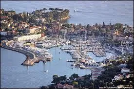 Je vous propose une petite balade à Saint-Jean-Cap-Ferrat. Ville Maralpine, elle se trouve en région ...