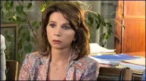 Caro s'est fait voler beaucoup d'argent et a été presque mise à la rue par :