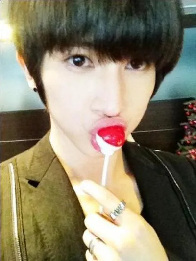 Qui est ce jeune homme au visage mignon ?