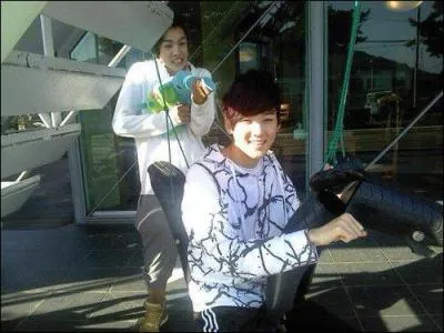 Qui est ce jeune homme prêt à se faire tirer dessus ?