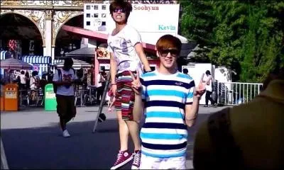 Qui est ce jeune garçon qui fait le pitre derrière Kevin ?