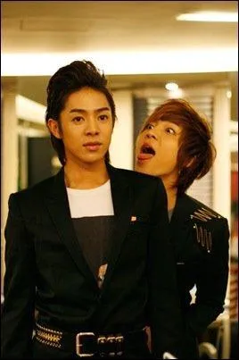 Qui est ce jeune homme prêt à se faire lécher la face par Soohyun ?