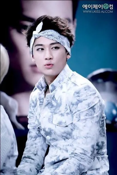 Qui est ce jeune homme séduisant ?