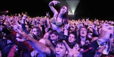 Quels doigts lève-t-on pour faire le signe du Diable dans les concerts de heavy metal ?